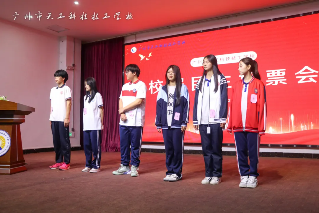 校服款式由你定！&mdash;&mdash;我校学生代表民主投票选出心仪校服